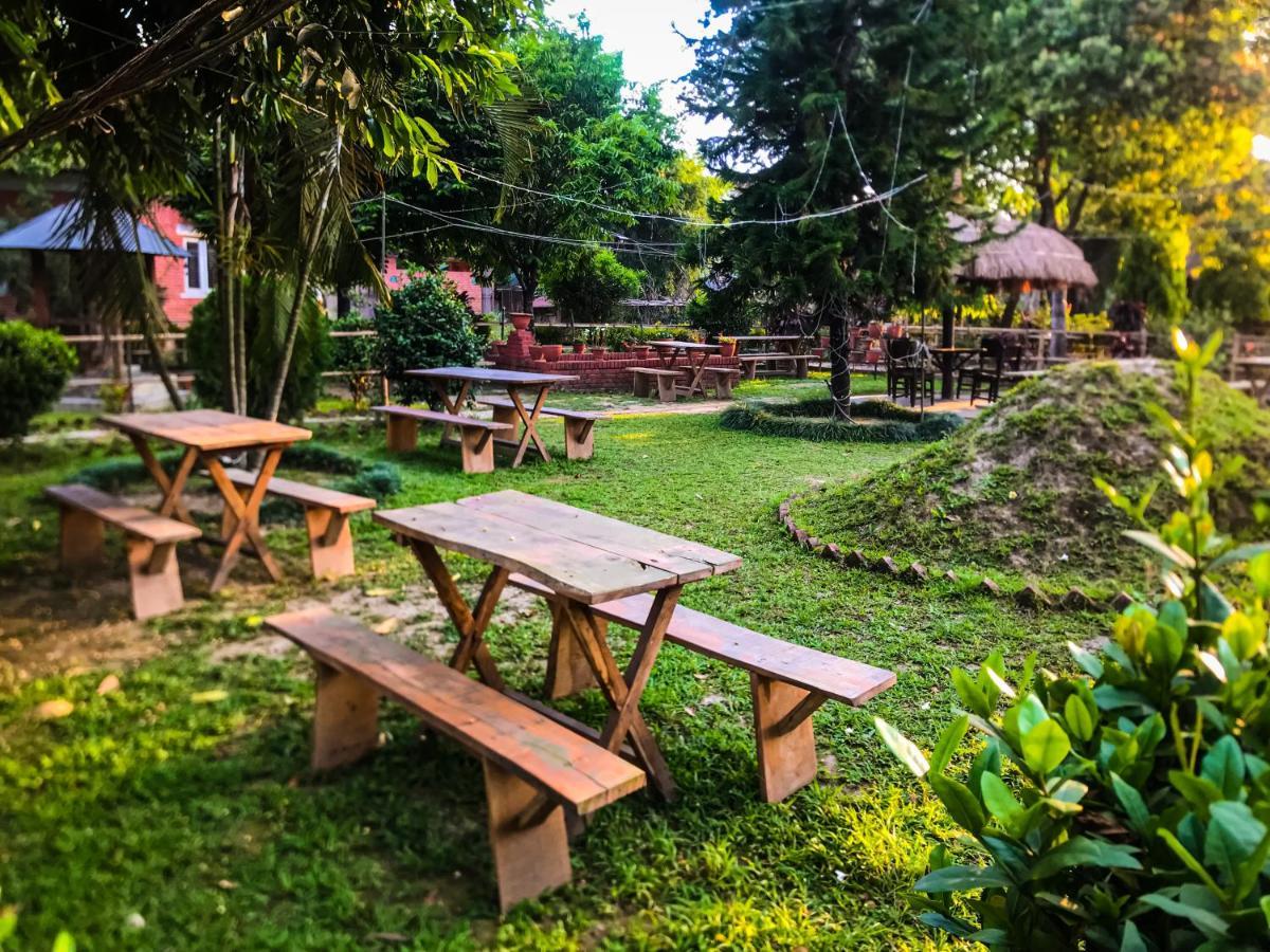 Hotel Tharu Garden And Beer Bar Chitwan Exterior foto